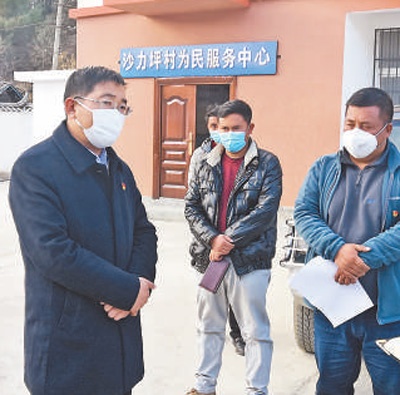 杨承新(左一)在调研脱贫攻坚补短板工作 王正宁摄