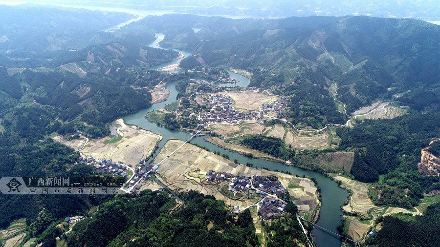 5月2日,无人机航拍的三江侗族自治县丹洲镇西坡村.