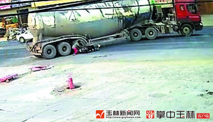 右转的大货车差点又吃人事发玉博大道坡竹路口