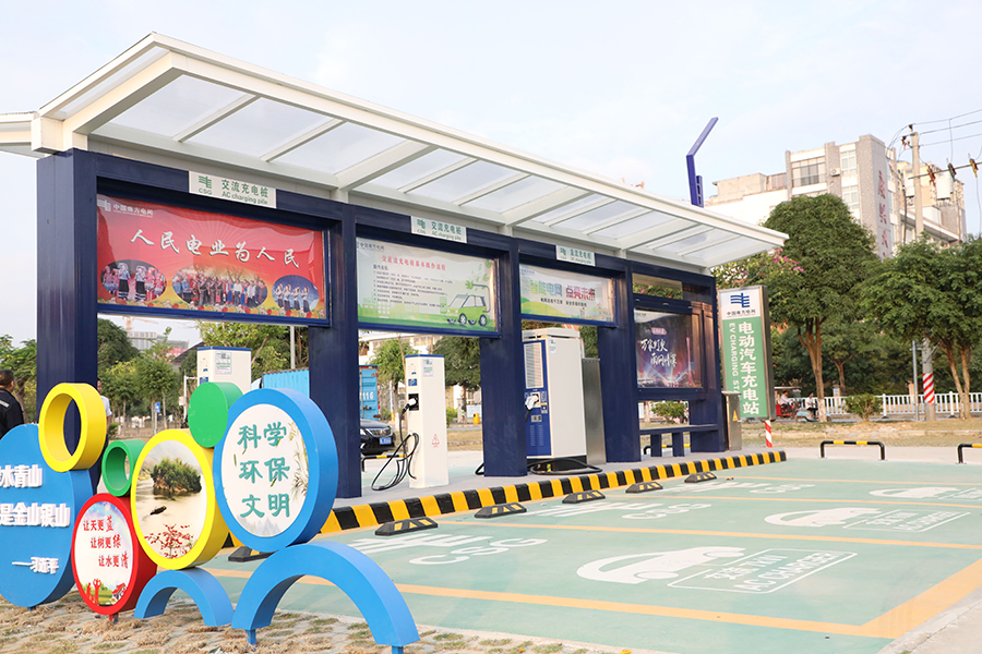 2019年11月12日在平果县体育馆旁,百色平果供电局新建两台充电桩投入