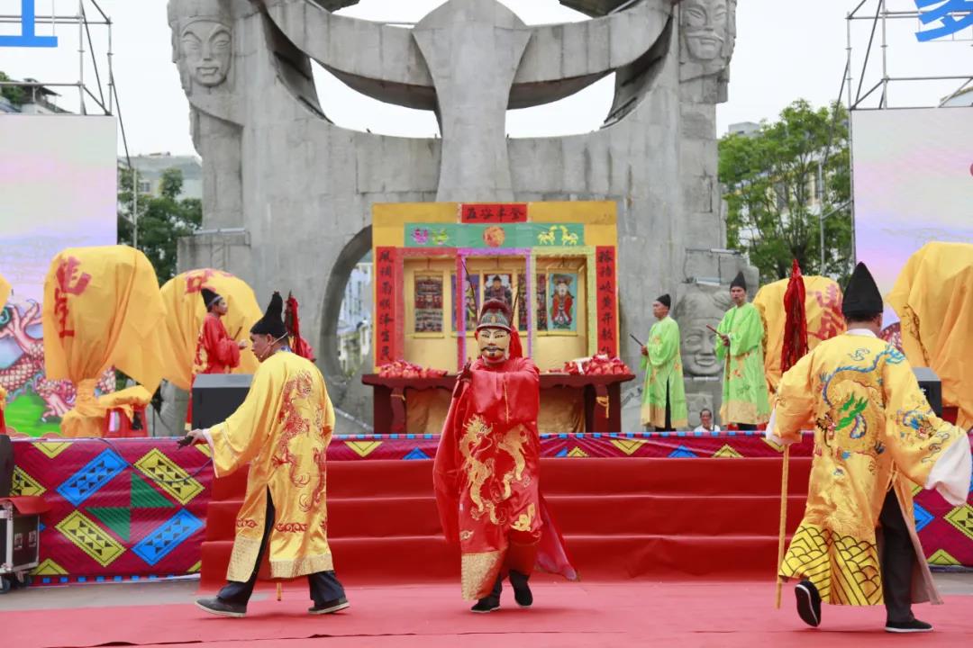 村民的生活水平都提高了,我们毛南族的文化也得到很好的保护和传承