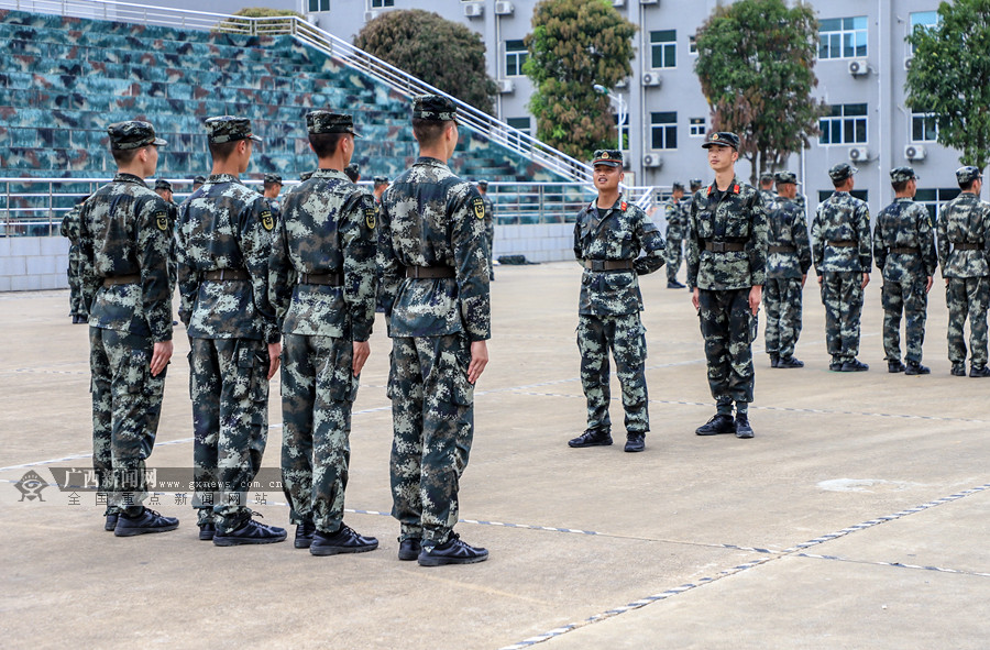 班长正在纠正参训学员组训中存在问题.