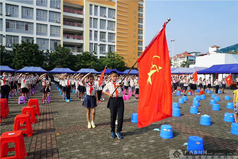 南宁市仙葫学校举行少先队入队仪式庆祝六一国际儿童节