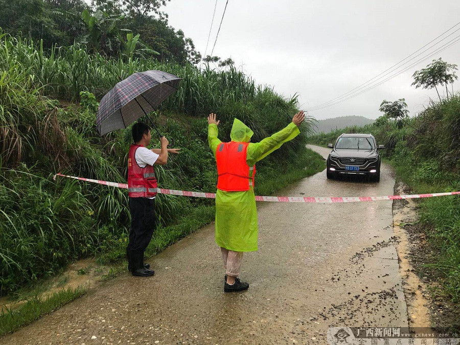 柳州鹿寨县:暴雨来袭 致敬坚守一线的扶贫战士