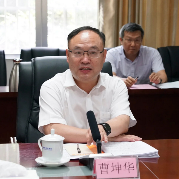 > 正文   6月23日,广西科技厅党组书记,厅长曹坤华与到访的玉林市市长
