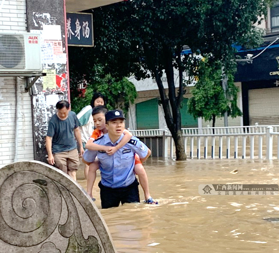 融水:融江河融水段超警戒水位 抗洪救灾有序开展(6/10)