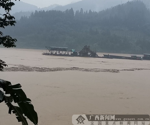 广西三江突发山洪采砂船遇险高压线 调度申请紧急停电!