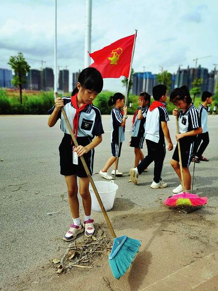 平乐小学学生参加社区志愿服务活动.学校供图