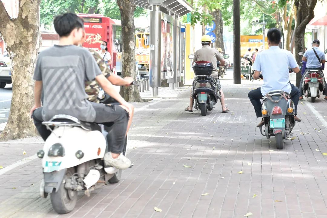 (电动自行车在人行道上骑行,违法!)