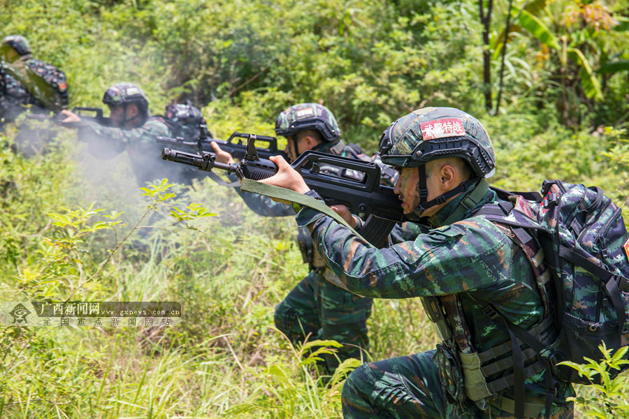 来宾:武警特战队员开展山林地捕歼战斗(组图)