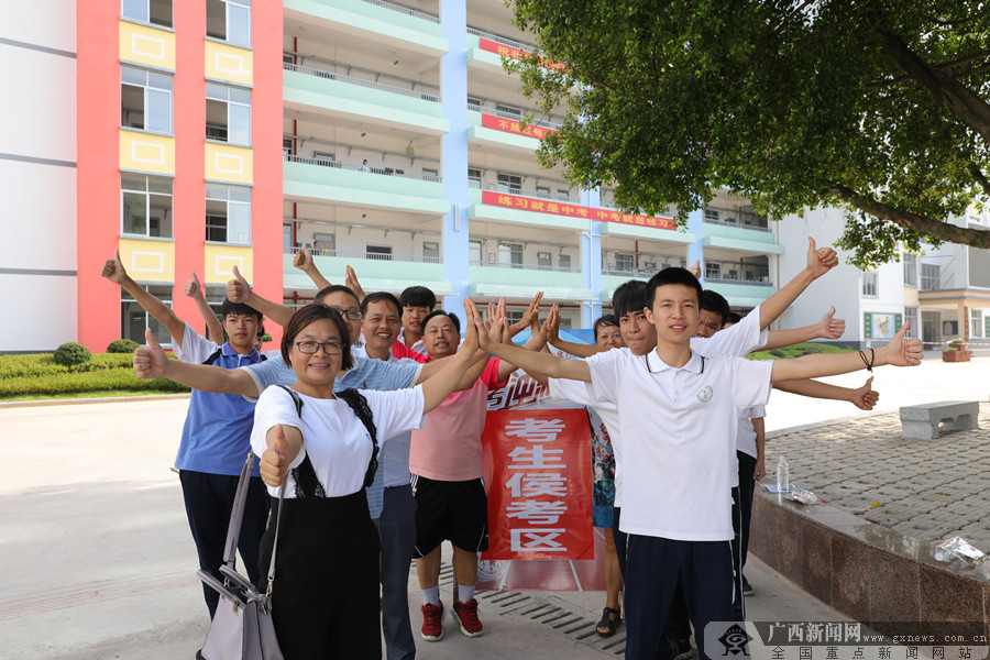 苏桂 黎东圆)7月24日,平乐县4154名考生迎来了初级中学学业水平考试