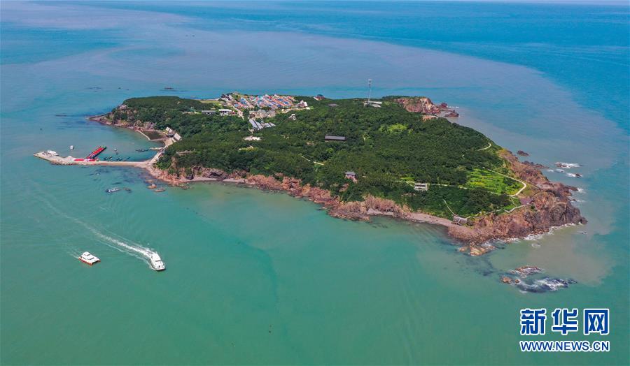 近年来,荣成市好运角旅游度假区对鸡鸣岛海岛生态实施全方位保护,并且