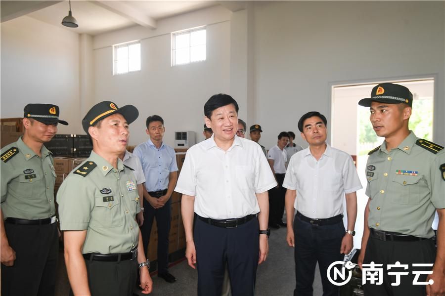 王小东在广西军区警卫勤务队保管中队考察营院建设情况.