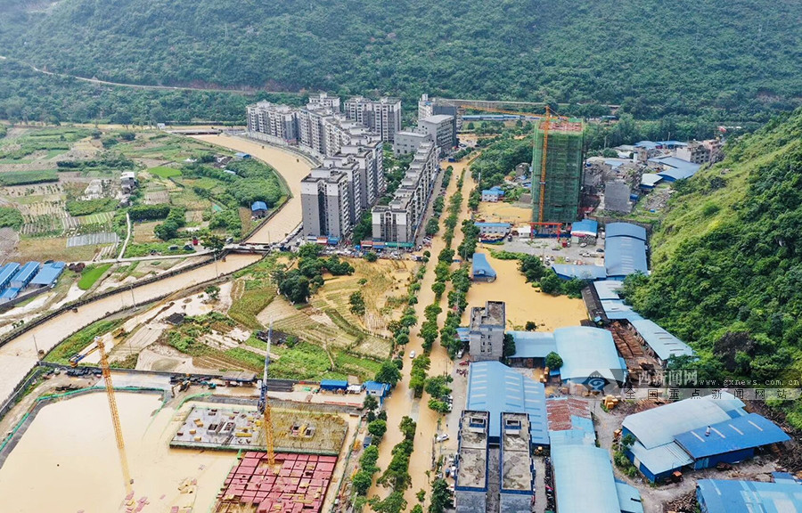 凌云县茶乡道路遭受暴雨淹没.陆文军 摄