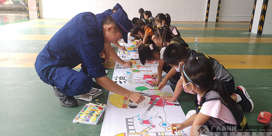防城港市萌娃共绘消防创意画卷