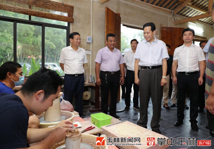 黄世勇在玉林市市长白松涛陪同下在北流市西埌镇木棉村考察调研.