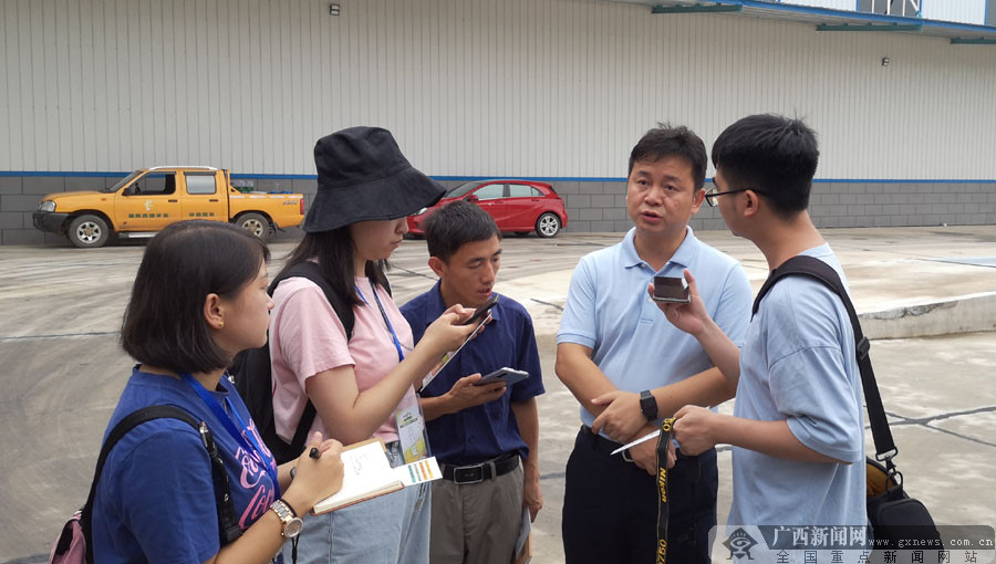 岳阳市华容县鲇鱼须镇党委书记易斌接受记者采访.