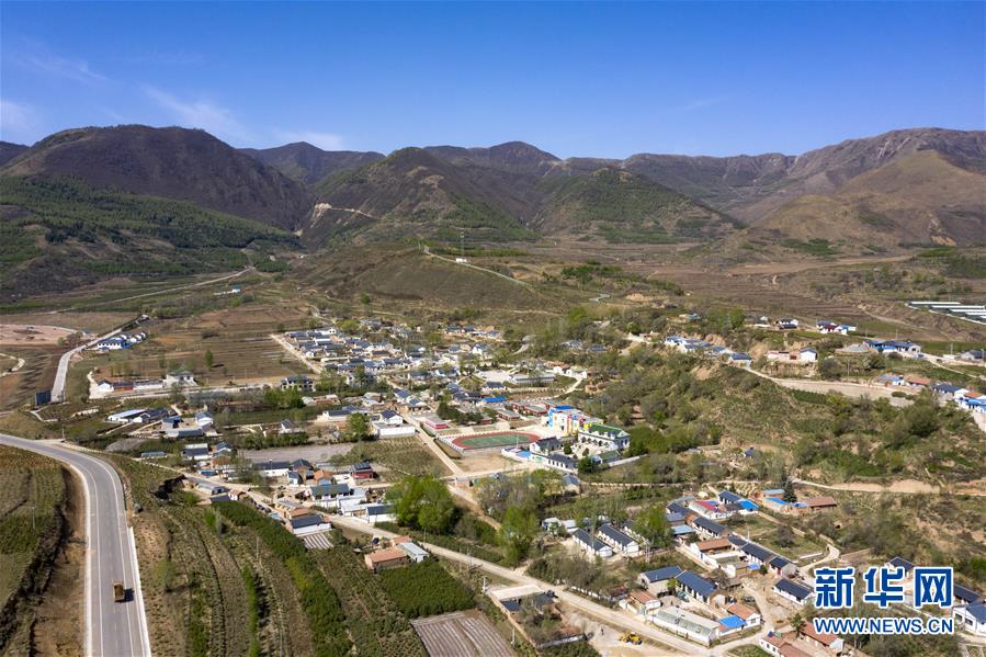 这是宁夏固原市泾源县大湾乡杨岭村(4月30日摄,无人机照片.