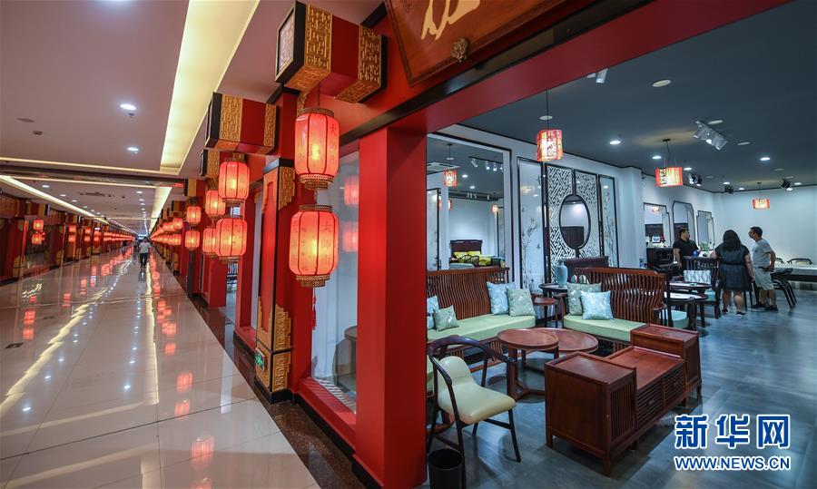 有2000多个品牌入驻,是花园村最主要的红木家具交易市场