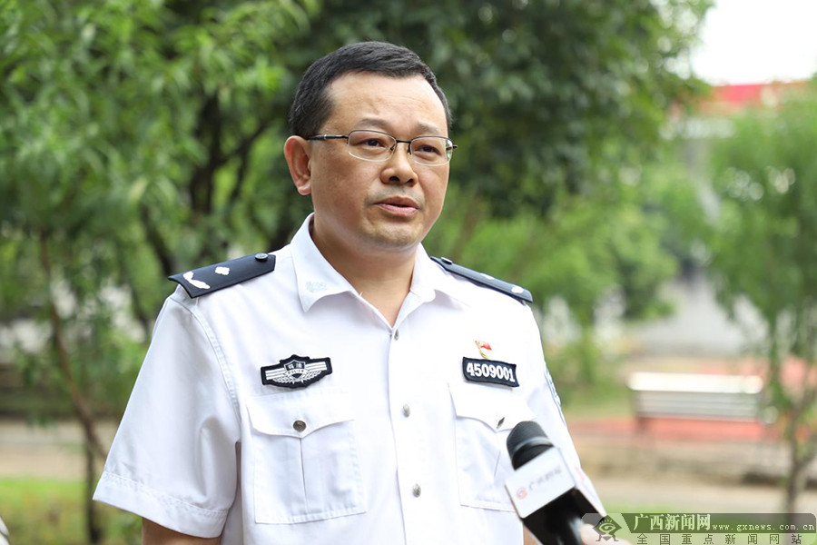 贵港监狱党委书记,监狱长蒋安明接受记者采访.