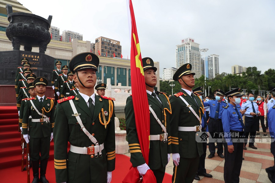 迎金秋庆国庆武警南宁支队圆满完成升国旗任务