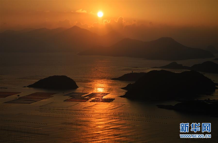 这是10月1日在霞浦县三沙镇花竹村观景平台上拍摄的海上日出.