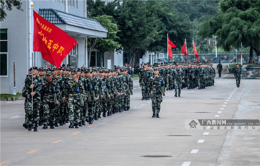 新训官兵整齐列队前往会操场.武警广西总队训练基地 供图