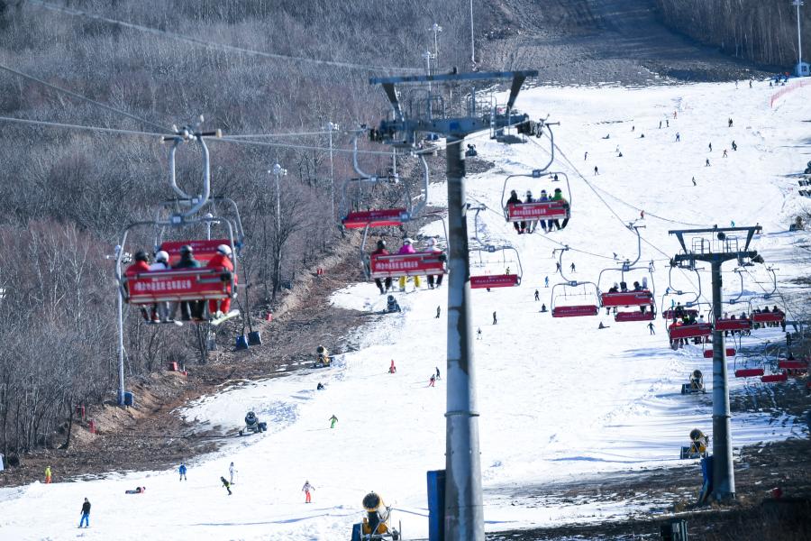 这是11月14日拍摄的吉林市北大湖滑雪场.