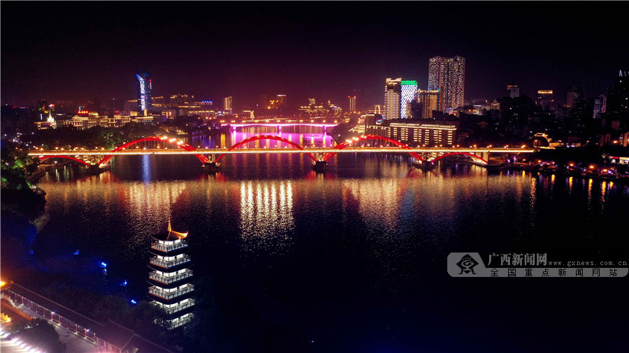 11月11日晚,无人机航空拍摄的广西柳州市夜景.