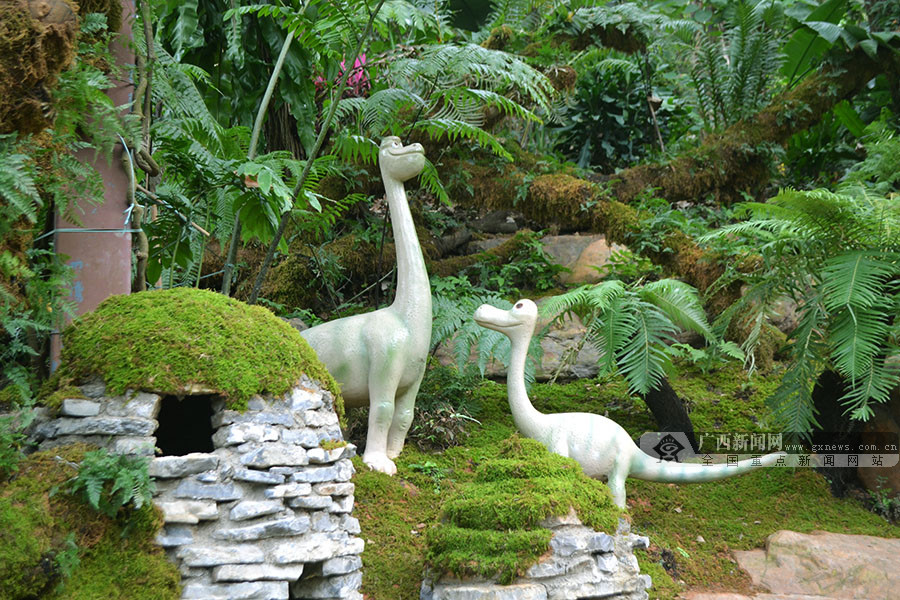 图为南宁市青秀山风景区荫生植物园内的恐龙摆件.