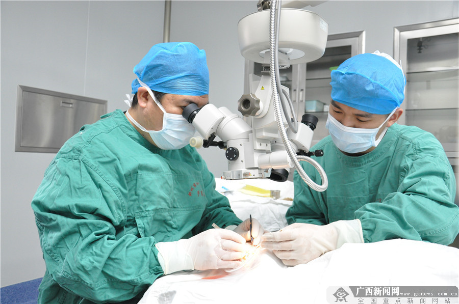 柳州市红十字会医院眼科专家为眼疾患者排忧解难