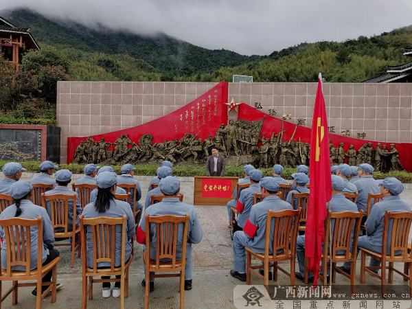 基层党组织组织党员在塘洞村红色教育基地上党课.