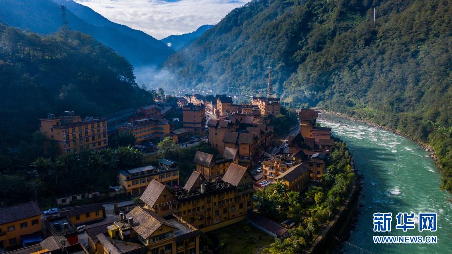 这是云南省贡山独龙族怒族自治县独龙江乡孔当村一景(10月28日摄,无