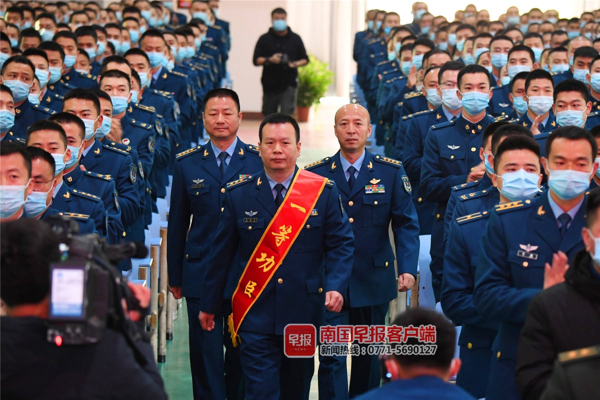 37秒内3次转向避开居民区!飞行员王建东立一等功(2)