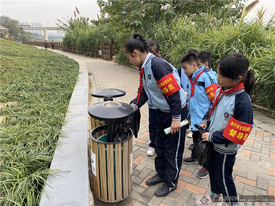 南宁市沛鸿小学红领巾志愿者开展垃圾分类进社区宣传活动27