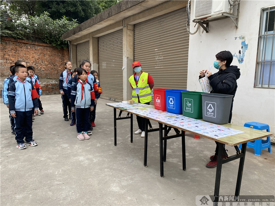 南宁市沛鸿小学红领巾志愿者开展垃圾分类进社区宣传活动