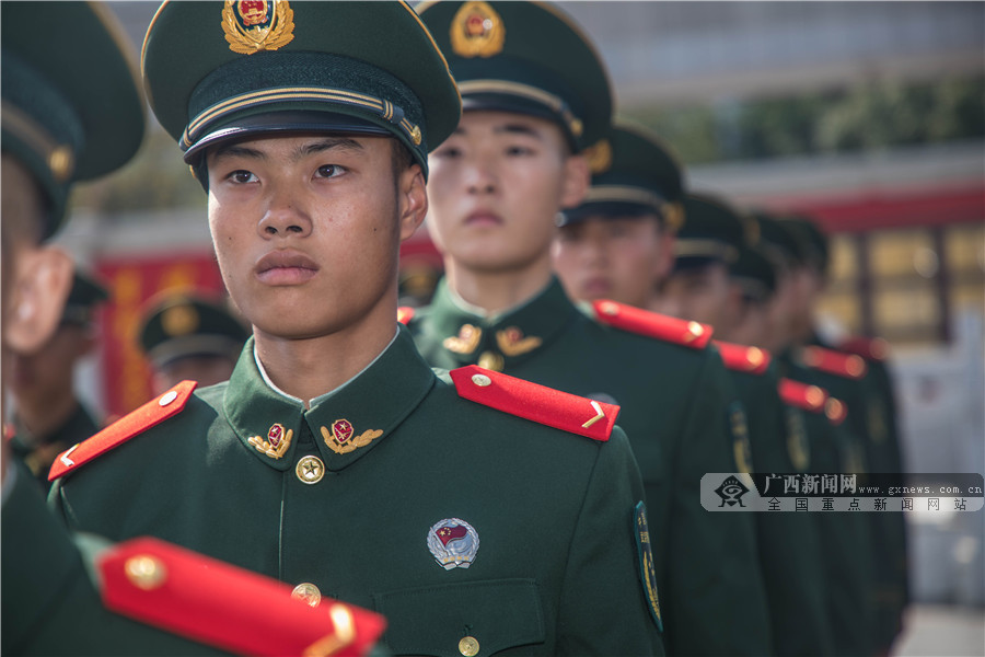 广西来宾:武警来宾支队欢迎新战友下队(组图) (3/14)