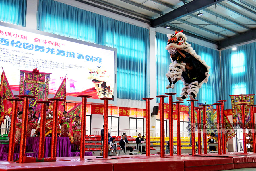 大学组高桩南狮比赛.广西新闻网通讯员 张竟文 摄