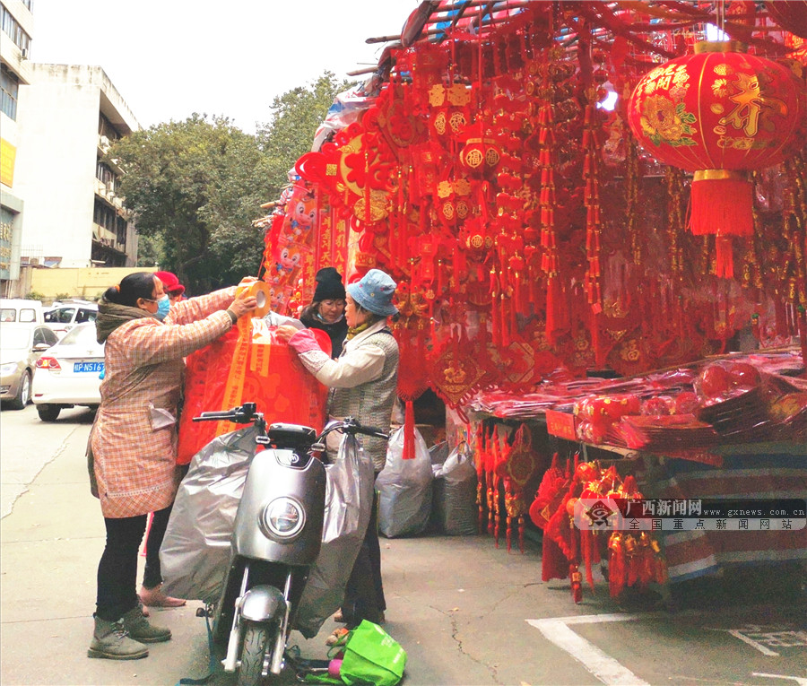 春节临近南宁年货市场热闹非凡 购物不忘防疫安全(6/10)