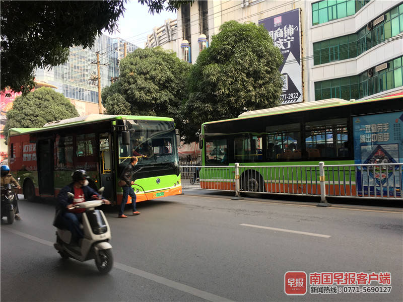 南宁一公交车与行人发生碰撞致行人受伤送医