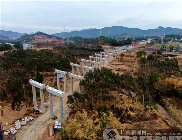 灌平高速项目工地的建设现场.