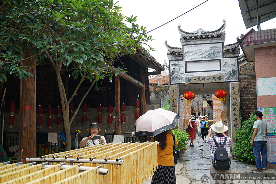 广西富川潇贺古道穿村而过岔山村靠乡村游踏上致富路