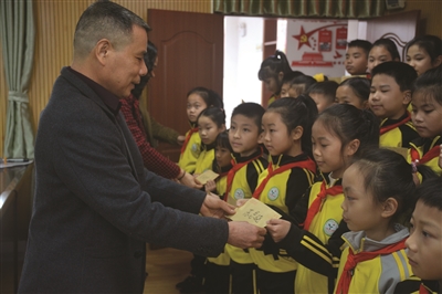 李广才校长给小记者们发放稿费。陈延华 摄优秀小记者合影。陈延华 摄北