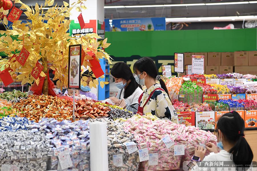 春节将至 百色市田阳区各大超市年货热销(图-广西新闻图集