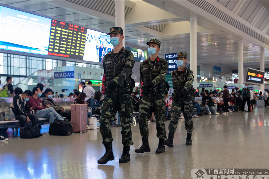 组图:武警南宁支队官兵元宵佳节坚守执勤一线