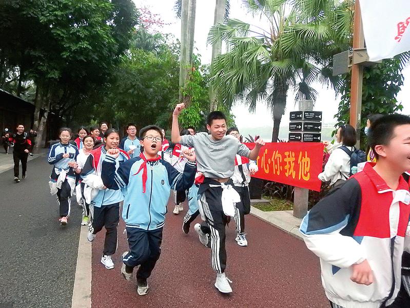 环湖跑步强身健体 南宁晚报讯(记者赖有光)开学前夕,南宁市天桃实验
