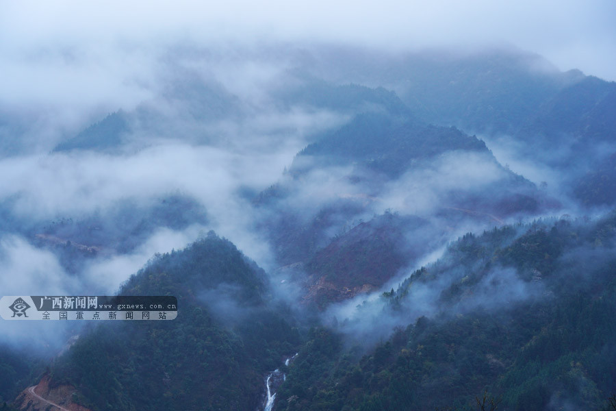 天湖景区山麓云雾飘渺美如仙境.广西新闻网通讯员 唐广东 摄