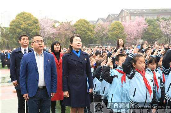 南宁市青秀区教育局党组书记,局长农耀国(前排左一)参加了开学典礼.