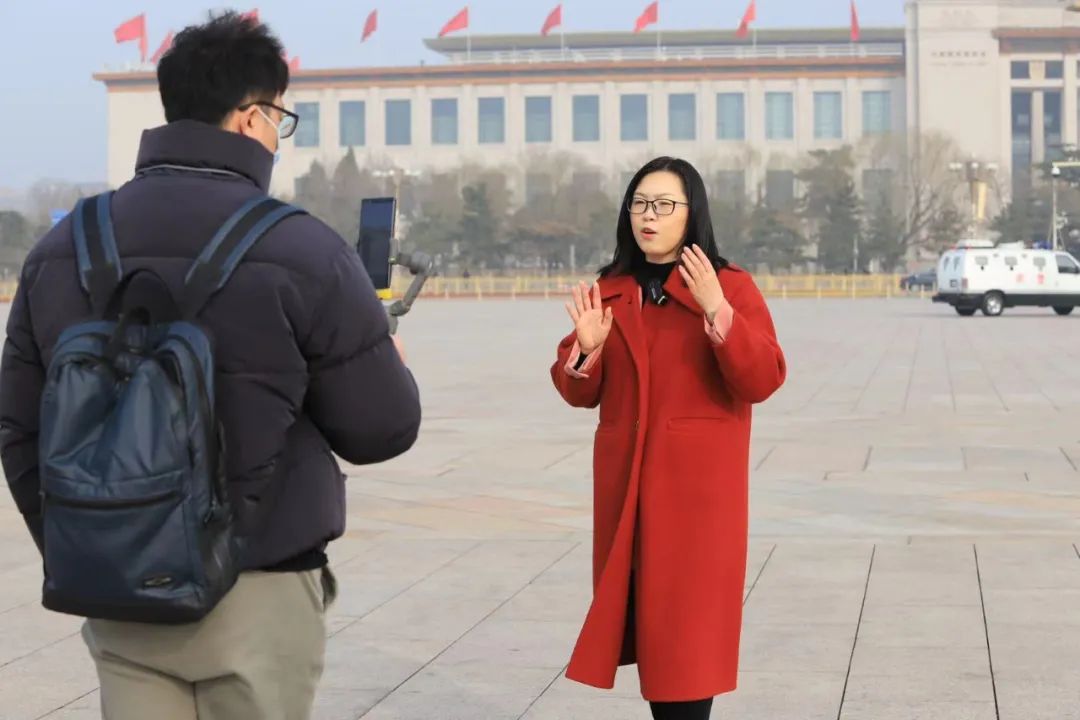 总台新闻中心记者王春潇在准备第一场"委员通道"直播报道.