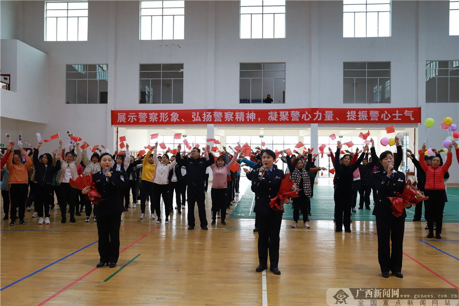 当天,南宁监狱工会组织了一场别开生面的拓展活动,女警察职工们在欢声